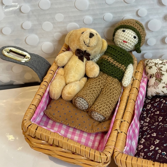 Mini 🧺 Basket with Charming Crochet Dolls - Picture 7 of 15